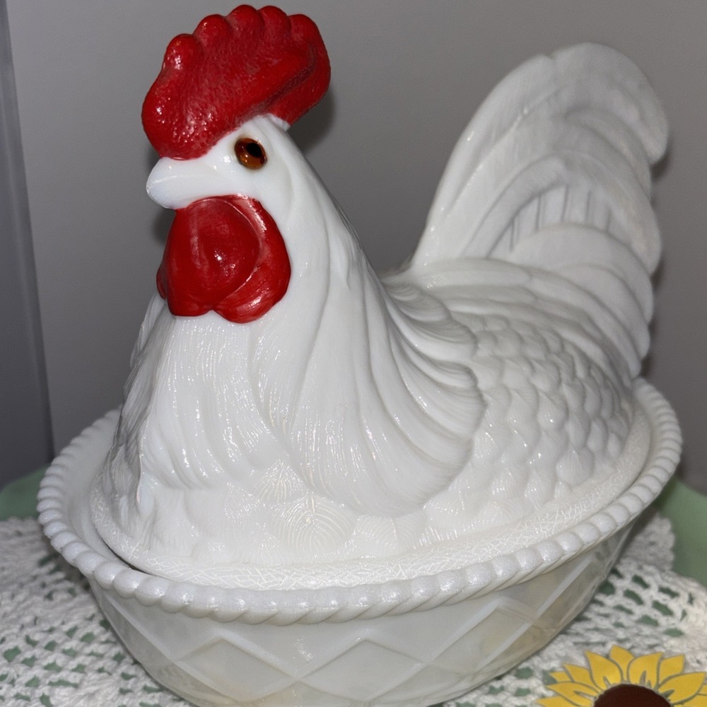 Westmoreland White Milk Glass Large Hen On Nest Hand Painted With Glass Eyes - Picture 10 of 10